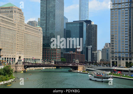 Blick nach Osten auf den Chicago River in Richtung Merchandise Mart, wo die drei Zweige an den Schlaufen nord-westlichen Seite treffen. Stockfoto