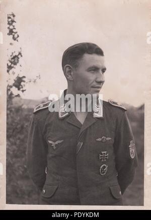 Bild aus dem Fotoalbum von Feldwebel Willi Hoffmann von 5. Staffel, Kampfgeschwader 30: Willi Hoffmann stellte im Jahr 1942, trug die Rangabzeichen eines Feldwebel auf seinem Fiegerbluse. Er trägt die Bomber Karabinerverschluss in Gold, Narvik Schild (auf seinem linken Ärmel), Eisernes Kreuz 1.Klasse und Air Gunner Award Badge. Das Eiserne Kreuz 2.Klasse Ribbon ist das erste Knopfloch der Fliegerbluse genäht. Willi Hoffmann und seine Crew nicht von einer Mission im Mittelmeer am 23. Januar 1943 zurückzukehren. Stockfoto