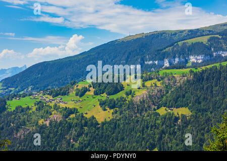 Blick von Harderkulm im Sommer. Die Harderkulm, auch als Harder Kulm, ist ein Gipfel des Mt. Härter, mit Blick auf die Städte von Interlaken und Un Stockfoto