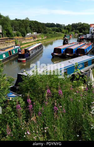 Narrowboats auf der Oxford Canal an heyford Wharf, untere Heyford Dorf, Bicester, Oxfordshire, England Stockfoto
