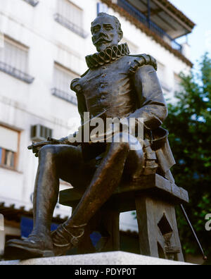 Miguel de Cervantes (Alcalá de Henares, 1547 - Madrid, 1616). Die spanische Schriftstellerin. Denkmal am Hauptplatz. Alcázar de San Juan. Die Region Kastilien-La Mancha. Spanien. Stockfoto