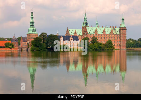 Schloss Frederiksborg, gesehen vom gegenüberliegenden Ufer des Castle Lake Stockfoto