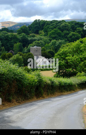 Sommer Blick auf Disserth Kirche, in der Nähe von Llandrindod Wells, Powys, Wales, in seinem Tal Einstellung Stockfoto