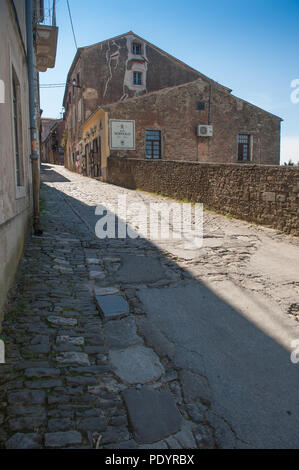 Ein Blick auf eine Straße in der Nähe von Motovun, Gespanschaft Istrien, Kroatien Stockfoto