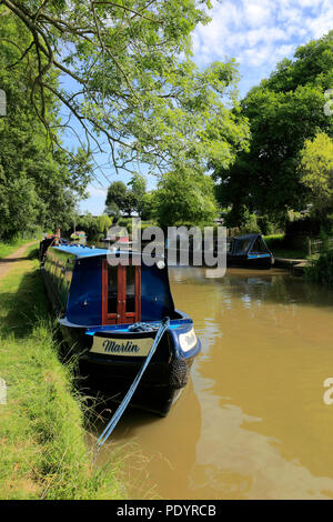 Narrowboats auf der Oxford Canal an heyford Wharf, untere Heyford Dorf, Bicester, Oxfordshire, England Stockfoto