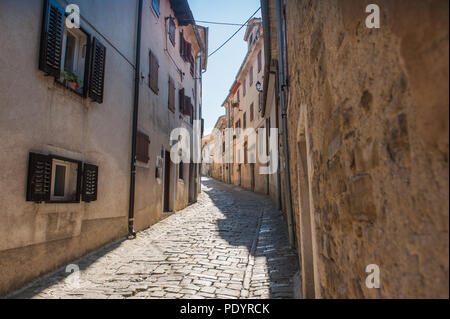 Ein Blick auf eine Straße in der Nähe von Motovun, Gespanschaft Istrien, Kroatien Stockfoto