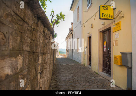 Ein Blick auf eine Straße in der Nähe von Motovun, Gespanschaft Istrien, Kroatien Stockfoto