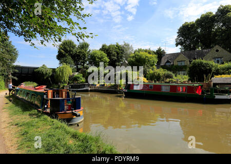 Narrowboats auf der Oxford Canal an heyford Wharf, untere Heyford Dorf, Bicester, Oxfordshire, England Stockfoto
