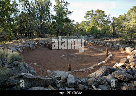 AZ 00259-00 ... ARIZONA - die Basis eines historischen großen kiva, Teil von größeren amerikanischen Dorf am Tusayan Museum und Ruine Museum am Grand Canyon Stockfoto