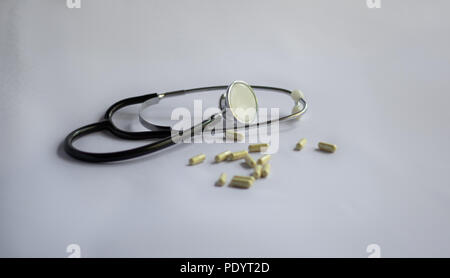 Stethoskop und Medizin Kapsel Pillen auf weißem Hintergrund Stockfoto