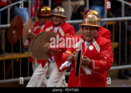 Band einer morenada Tanzgruppe in bunten Outfits paradieren durch den Bergbau Stadt Oruro auf dem Altiplano von Bolivien während des jährlichen Karnevals. Stockfoto