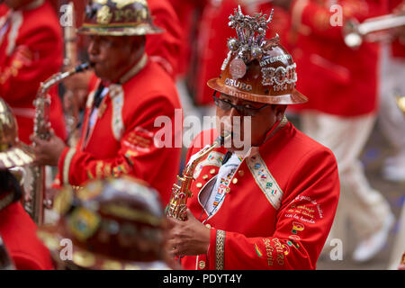 Band einer morenada Tanzgruppe in bunten Outfits paradieren durch den Bergbau Stadt Oruro auf dem Altiplano von Bolivien während des jährlichen Karnevals. Stockfoto