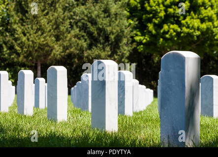 Blick auf die Grabsteine im Camp Butler National Cemetery, amerikanische militärische Begräbnisstätte Stockfoto