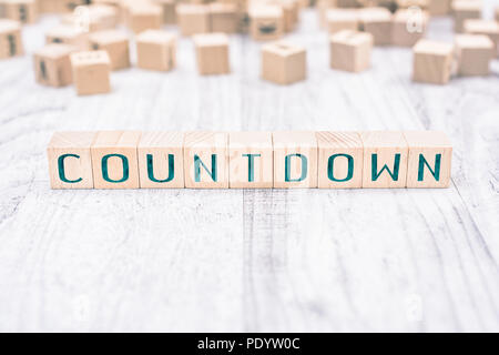 Das Wort Countdown gebildet durch Holzblöcke auf einem weißen Tisch, Erinnerung Konzept Stockfoto