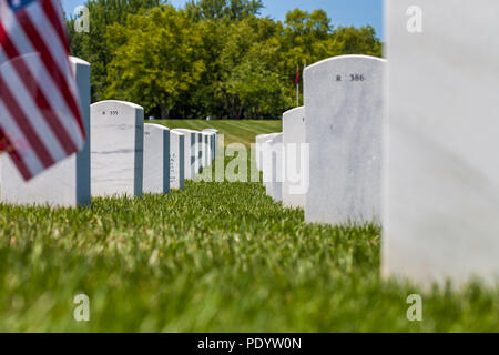 Blick auf die Grabsteine im Camp Butler National Cemetery, amerikanische militärische Begräbnisstätte Stockfoto