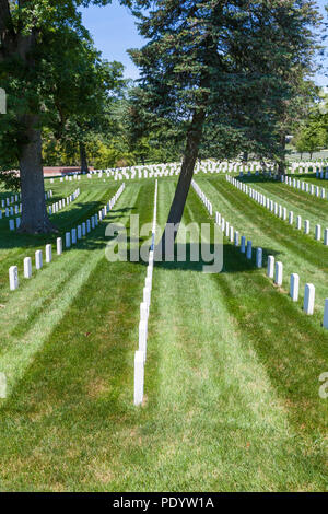 Blick auf die Grabsteine im Camp Butler National Cemetery, amerikanische militärische Begräbnisstätte Stockfoto