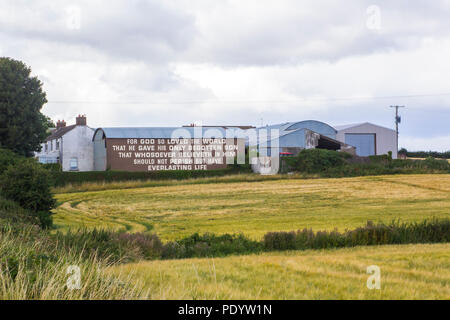 10. August 2018 Die berühmten Text von Johannes 3, Vers 16 in fetten Buchstaben gemalt auf der Seite einer Scheune auf der Belfast Road am Ballygilbert, Bangor Northern I Stockfoto