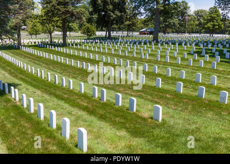 Blick auf die Grabsteine im Camp Butler National Cemetery, amerikanische militärische Begräbnisstätte Stockfoto