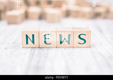 Das Wort Nachrichten gebildet, die durch hölzerne Blöcke auf einem weißen Tisch Stockfoto