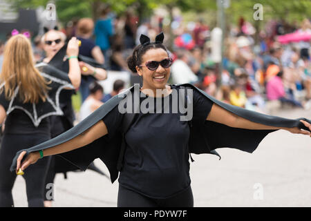 Cleveland, Ohio, USA - Juni 9, 2018 Frauen in der Vampir Outfits auf die abstrakte Kunst Festival Parade der Kreis Stockfoto