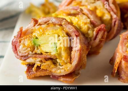 Hausgemachte herzhaftes Frühstück Sushi mit Speck Eier Kartoffeln Stockfoto