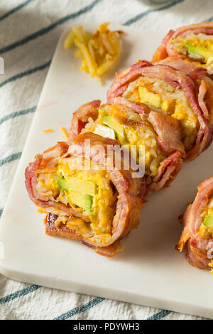 Hausgemachte herzhaftes Frühstück Sushi mit Speck Eier Kartoffeln Stockfoto