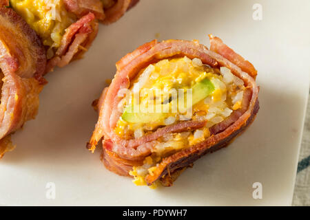 Hausgemachte herzhaftes Frühstück Sushi mit Speck Eier Kartoffeln Stockfoto