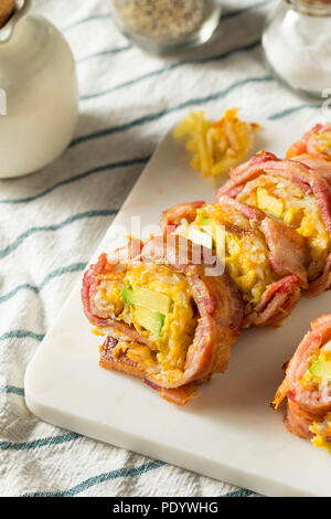 Hausgemachte herzhaftes Frühstück Sushi mit Speck Eier Kartoffeln Stockfoto