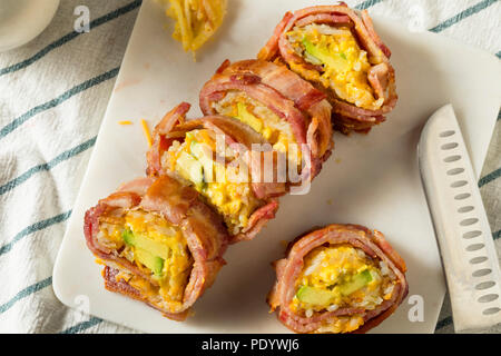 Hausgemachte herzhaftes Frühstück Sushi mit Speck Eier Kartoffeln Stockfoto