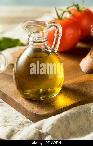 Raw Organic Extra Natives Olivenöl in der Flasche Stockfoto