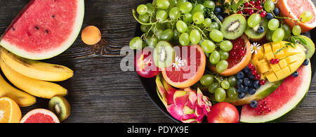 Frische Früchte und Beeren Platter. Ansicht von oben. Vegane Küche Stockfoto