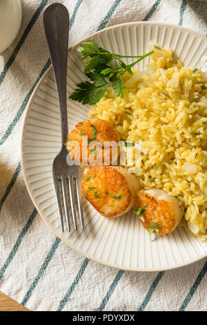 Geschwenkt gebratene Jakobsmuscheln in Brühe bereit zu Essen Stockfoto