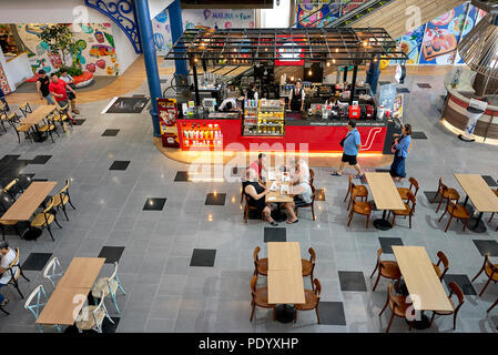 Ansicht des Restaurant Essbereich in einem Thailand Shopping Mall. Diners von oben. Südostasien. Stockfoto