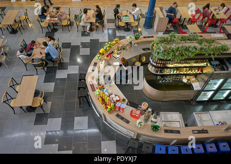 Ansicht des Restaurant Essbereich in einem Thailand Shopping Mall. Diners von oben. Südostasien. Stockfoto