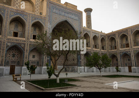 Innenhof des Ulugbek Madrasah am Registan Platz in Samarkand, Usbekistan Stockfoto