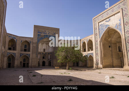 Innenhof von Abdullah - khan Madrasah in Kosh-Madrasah komplex. Buchara, Usbekistan. Asien. Große Seidenstraße. Stockfoto