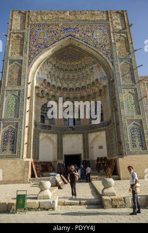 Buchara, Usbekistan - April 28, 2015 : Eingang Abdulaziz Khan Medrese (Museum der Holzschnitzerei Kunst) Stockfoto