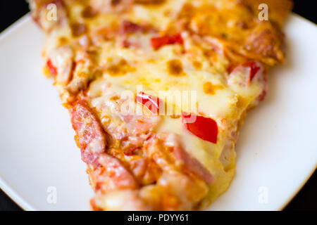 Eine Scheibe frisch gebackene duftende Fleisch Wurst pizza saftig Stockfoto