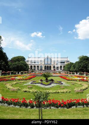 Botanischer Garten Flora in Köln auf einem sonnigen Sommertag mit farbigen Blumen und blauer Himmel im Hintergrund, ein schöner Ort für einen Besuch. Stockfoto