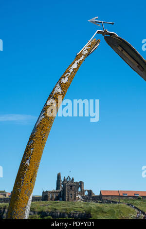 Anzeigen von Whitby Abbey durch Whalebones Memorial Stockfoto