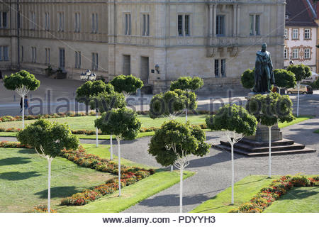 Ein Blick auf einen Abschnitt der Schlossplatz (Schlossplatz) im fränkischen Coburg, Deutschland an einem sonnigen Tag mit Schatten und einer Statue von Ernst I. Stockfoto