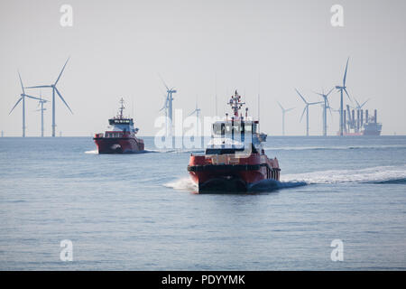 Crew transfer Schiffe Njord Thor (links) und Njord Petrel (Rechts) arbeiten an der Walney Erweiterung Offshore Windpark in der Irischen See Stockfoto