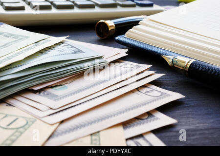 Persönliche Finanzen. Dollar Banknoten, Notizblock und Taschenrechner. Stockfoto