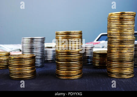 Das Wachstum der Unternehmen. Stapel von Münzen und Rechner. Finanziellen Wohlstand. Stockfoto