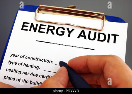 Man ausfüllen Energie-audit Form in die Zwischenablage. Stockfoto