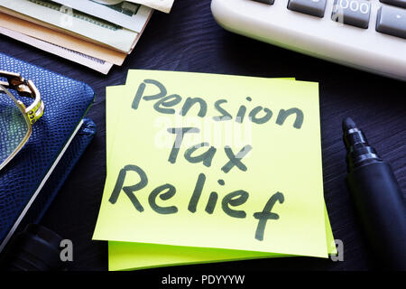 Pension Steuererleichterungen auf einem Stick geschrieben. Stockfoto
