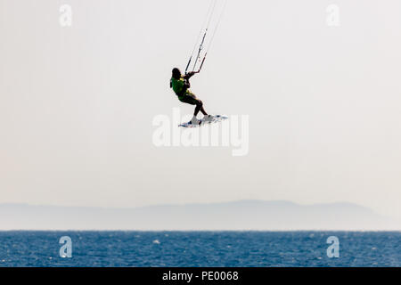 Die Silhouette eines Kitesurfer in Tarifa, Spanien. Stockfoto