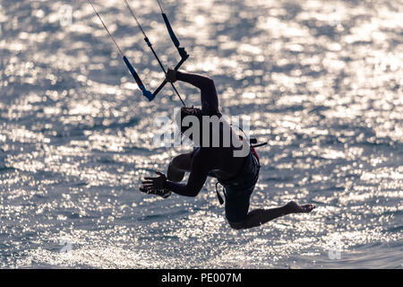 Die Silhouette eines Kitesurfer in Tarifa, Spanien. Stockfoto