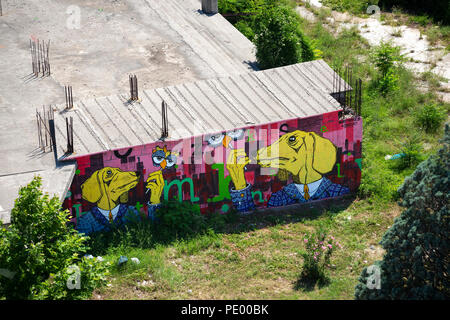 Ein Graffiti mit zwei anthropomorphen Hunde auf einem stillgelegten Wand von Mostar Zentrum ((Herzegovina-Neretva, Bosnien-herzegowina). Stockfoto