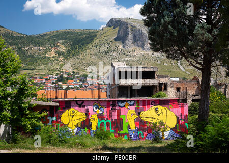 Ein Graffiti mit zwei anthropomorphen Hunde auf einem stillgelegten Wand der Innenstadt ((herzegovina-neretva Mostar, Bosnien-Herzegowina). Stockfoto